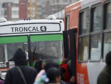 Pasajeros de Transantiago matan a golpes a hombre acusado de robar celular