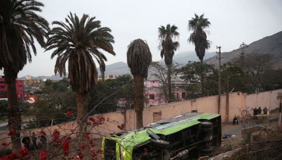 Dos chilenos mueren en accidente de bus de turismo en Perú