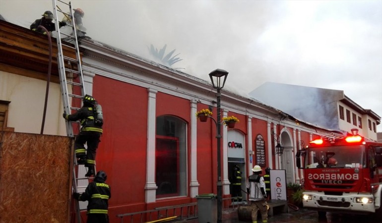 Gigantesco incendio consume al menos 15 locales comerciales en centro de La Serena