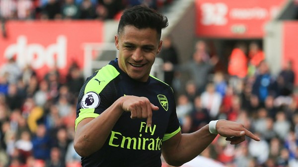 Arsenal realiza el lanzamiento de su camiseta con la imagen de Alexis