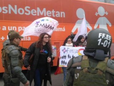 Duras manifestaciones y peleas callejeras deja paso de Bus de la Libertad en Valparaíso