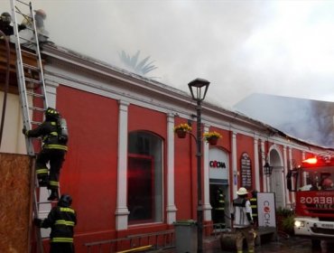 Gigantesco incendio consume al menos 15 locales comerciales en centro de La Serena