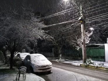 Santiago y alrededores viven su mayor nevada en más de 10 años