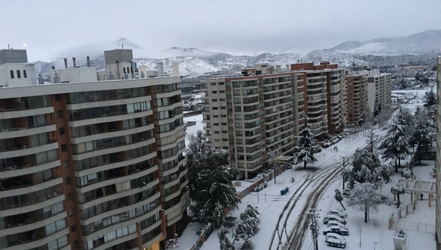 Un muerto y 337 mil clientes sin energía deja nevazón en zona central del país