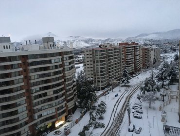 Un muerto y 337 mil clientes sin energía deja nevazón en zona central del país