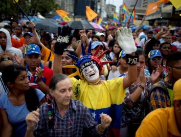 Venezolanos votan en plebiscito contra Gobierno de Maduro