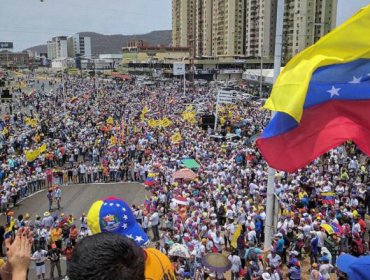 Venezolanos votan masivamente en plebiscito contra Gobierno de Maduro