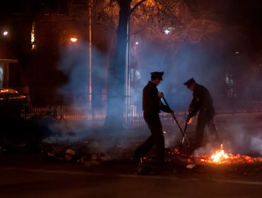 Masivas protestas y barricadas en calles de Santiago por vecinos sin luz en sus hogares