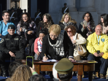 Presidenta Bachelet promulga ley "cholito": Tenencia responsable de mascotas