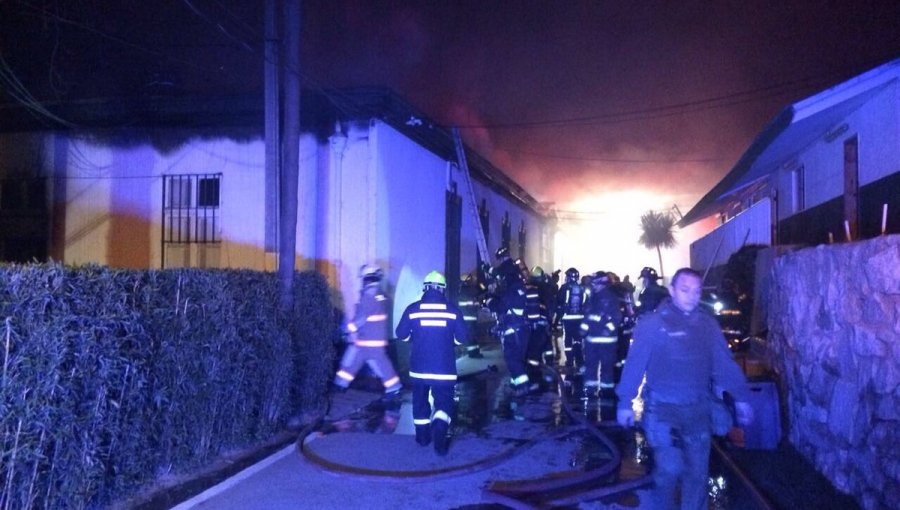 Incendio consume dependencias de Fuerzas Especiales de Carabineros en Ruta 68