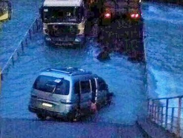 Colapsó puente en plena Carretera Austral y vehículos caen a frías aguas