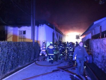 Incendio consume dependencias de Fuerzas Especiales de Carabineros en Ruta 68