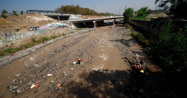 Encuentran cuerpo de un hombre mayor de 40 años flotando en el río Mapocho