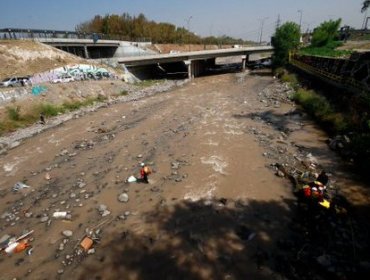 Encuentran cuerpo de un hombre mayor de 40 años flotando en el río Mapocho