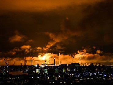 Shell cierra temporalmente la mayor refinería de Europa tras gran incendio