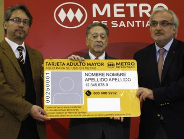 Partió la entrega de tarjeta especial para adultos mayores en el Metro