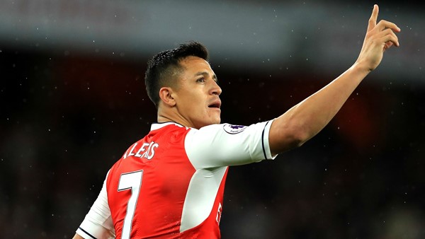 Alexis Sánchez posó para la fotografía oficial de Arsenal