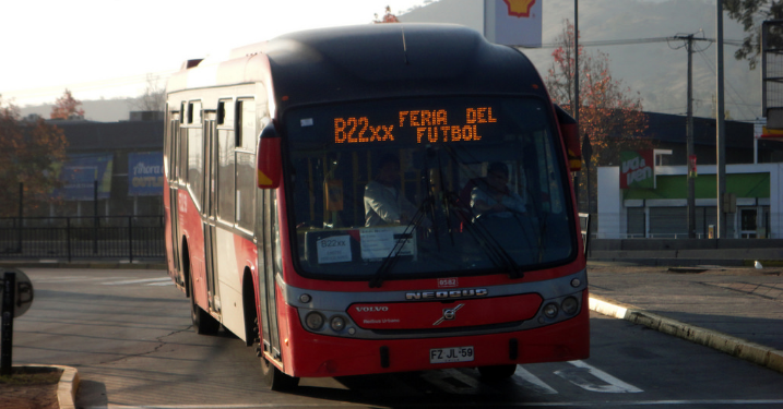 Terror en el Transantiago: Menor subió armado a asaltar pasajeros y dejó a mujer en riesgo vital