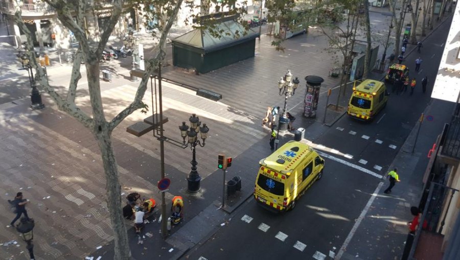 Atentado en España: Atropello masivo de furgoneta deja varios muertos en Barcelona