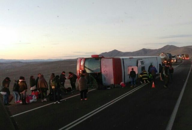 Espectacular volcamiento en Antofagasta de Bus que cubría Ruta entre Santiago y Lima