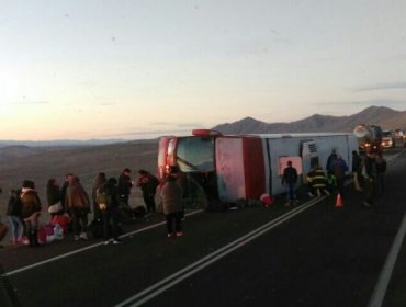 Espectacular volcamiento en Antofagasta de Bus que cubría Ruta entre Santiago y Lima