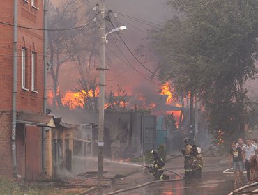 Decenas de casas afectadas: Más de 45 heridos por un fuerte incendio en Rusia