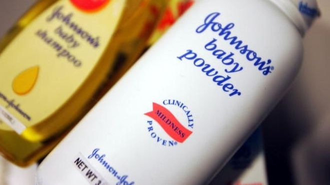 Condenan a Johnson & Johnson pagar US$417 millones a mujer que desarrolló cáncer tras usar sus talco