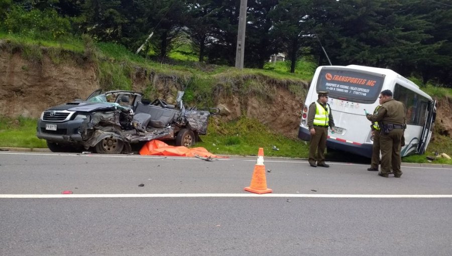 Zapallar: Un muerto tras violenta colisión entre camioneta y microbús