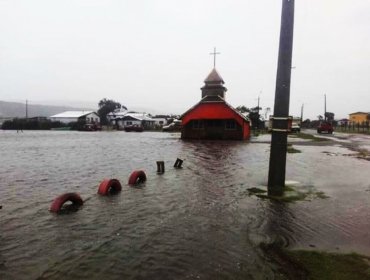 Intensas lluvias provocan desborde río Cucao en Isla de Chiloé