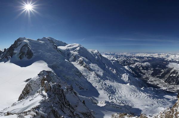 Hallan cadáveres de alpinistas enterrados hace 20 años en Mont Blanc, el "techo de Europa"