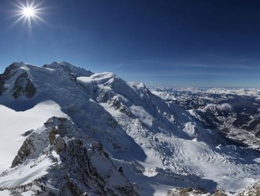 Hallan cadáveres de alpinistas enterrados hace 20 años en Mont Blanc, el "techo de Europa"