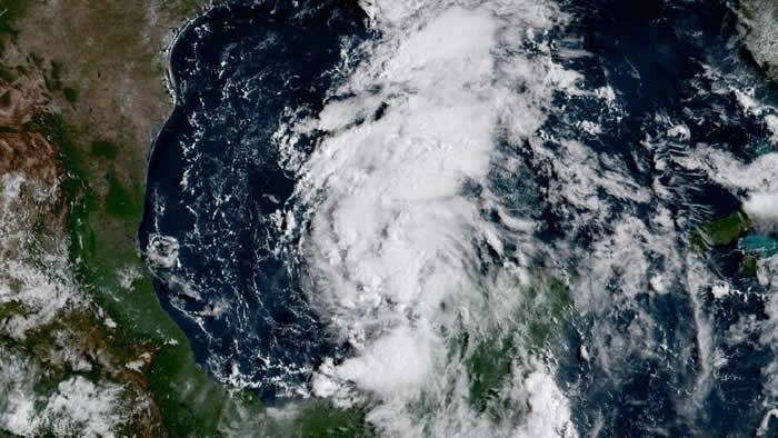 Texanos dejan la costa antes de la llegada del huracán Harvey a EEUU