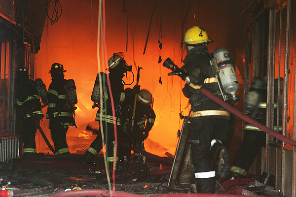 Incendio arrasa con al menos 29 camiones y un galpón en Región de Los Ríos