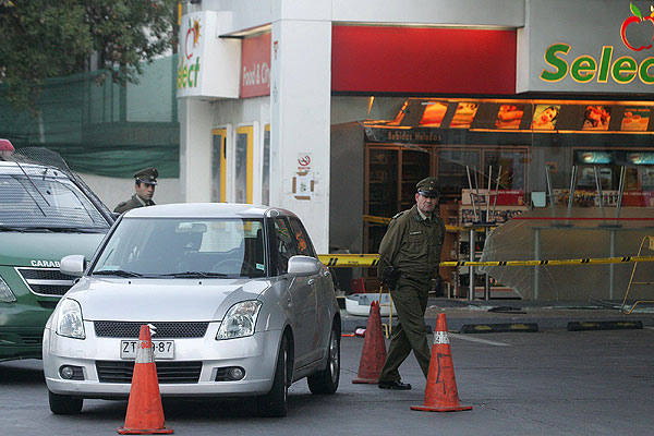 Ladrones disfrazados de Carabineros amarraron a hombre de 73 años y roban bencinera