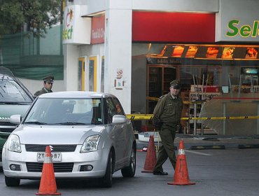 Ladrones disfrazados de Carabineros amarraron a hombre de 73 años y roban bencinera