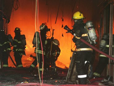 Incendio arrasa con al menos 29 camiones y un galpón en Región de Los Ríos