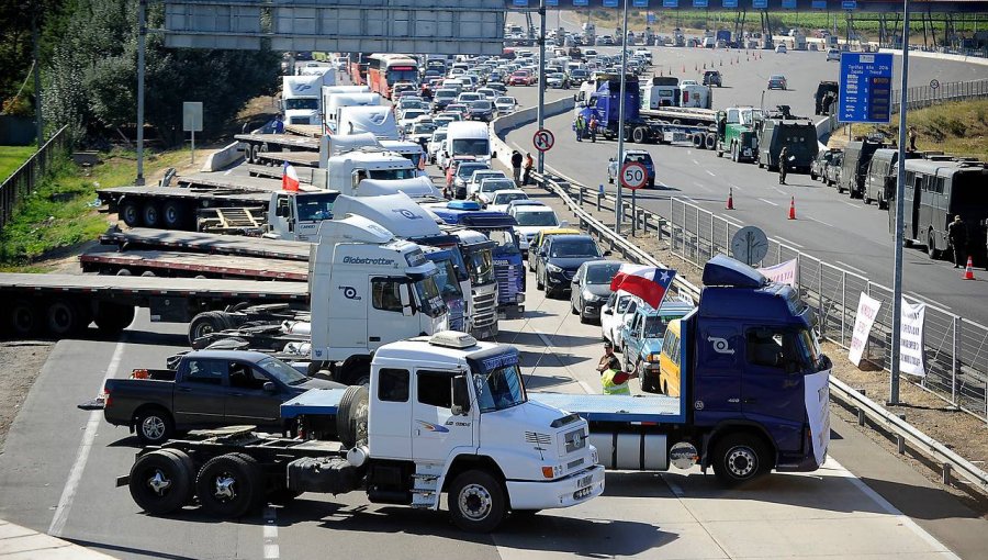 Camiones entregan petitorio al Gobierno y amenazan con paro nacional indefinido