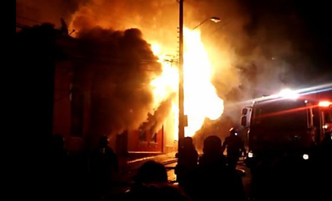 Incendio en Cerro Artillería en Valparaíso consume 8 casas dejando 12 damnificados