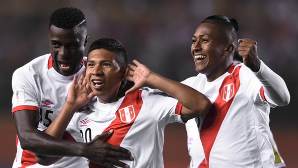 Perú venció a Bolivia y se metió de lleno en la pelea