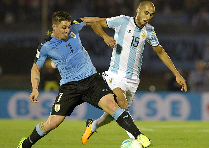 Uruguay y Argentina no se sacan ventaja en el clásico del Río de la Plata