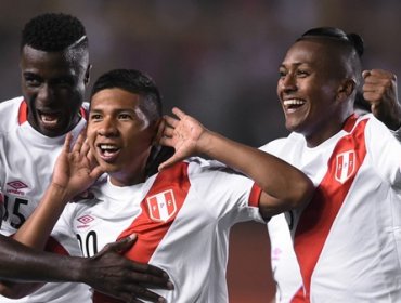 Perú venció a Bolivia y se metió de lleno en la pelea