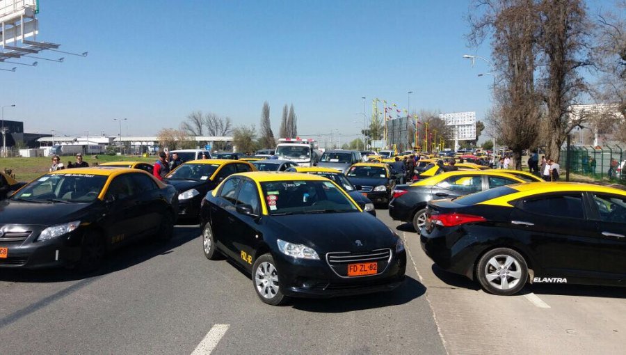 Gobierno se va a querellar por bloqueo de taxistas a entrada de Aeropuerto