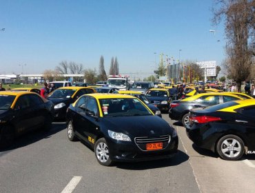 Gobierno se va a querellar por bloqueo de taxistas a entrada de Aeropuerto