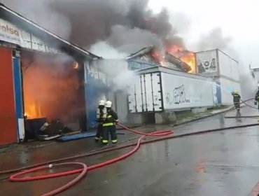 Violento incendio arrasa con principal procesadora de mariscos de Dalcahue