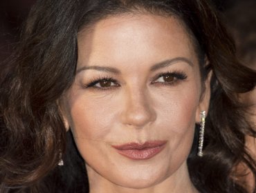 Catherine Zeta-Jones deslumbró con una selfie en la cama y sin maquillaje