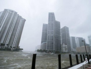 Debilitado pero todavía potente huracán Irma apunta a la Costa del Golfo de Florida