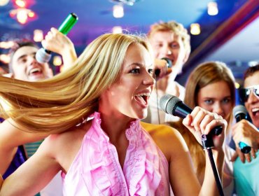 La magia del Karaoke en casa: Arma tu propio ambiente ideal para estas fiestas patrias