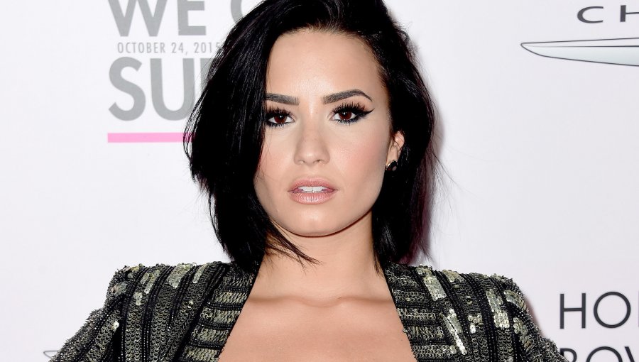 Demi Lovato es captada con supuesta novia en calles de Disneyland