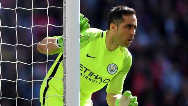 La señal de Pep Guardiola que perjudica a Claudio Bravo