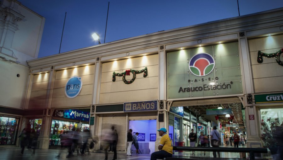 Mujer apuñala a Carabinero en pleno patio comidas de Mall Arauco Estación